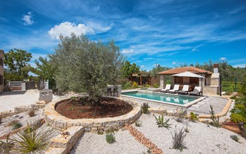 Villa with pool, sun terrace and beautifully landscaped garden