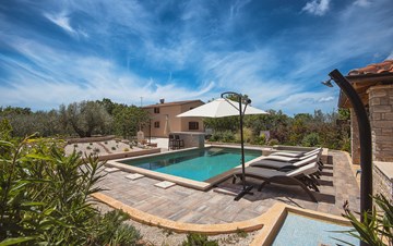 Villa with pool, sun terrace and beautifully landscaped garden