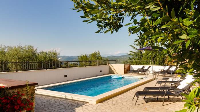 Villa ben arredata con piscina privata e vista panoramica, 5