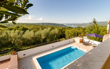 Schön eingerichtete Villa mit privatem Pool und Panoramablick