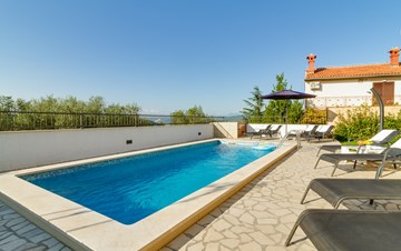Schön eingerichtete Villa mit privatem Pool und Panoramablick