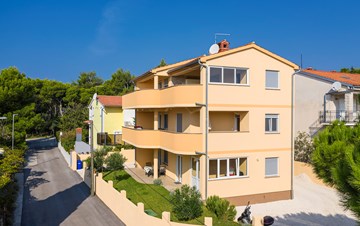 Accommodation in apartments only 400 m to the sea in Premantura