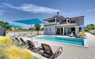 Villa con piscina riscaldata e sala crossfit a Premantura