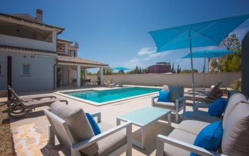 Villa mit beheizt Pool und Crossfit-Halle in Premantura