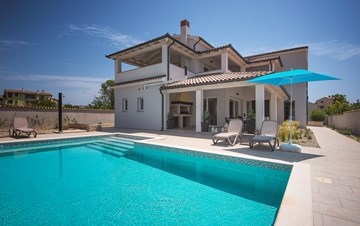 Villa with heated pool and crossfit hall in Premantura