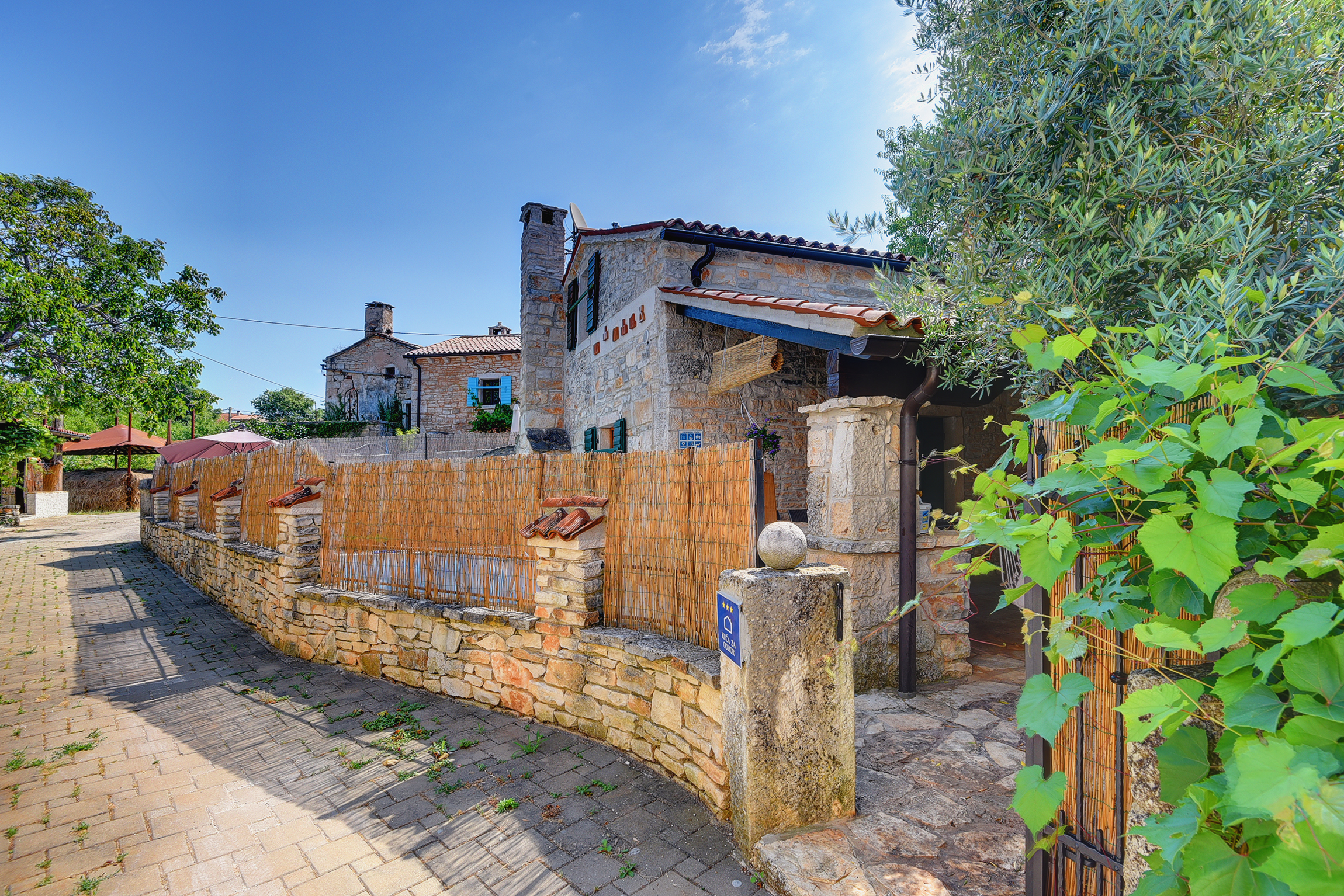 Beautiful stone house with swimming pool and terrace for 3 pax