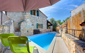 Wunderschön Steinhaus mit Pool und Terrasse für drei Personen