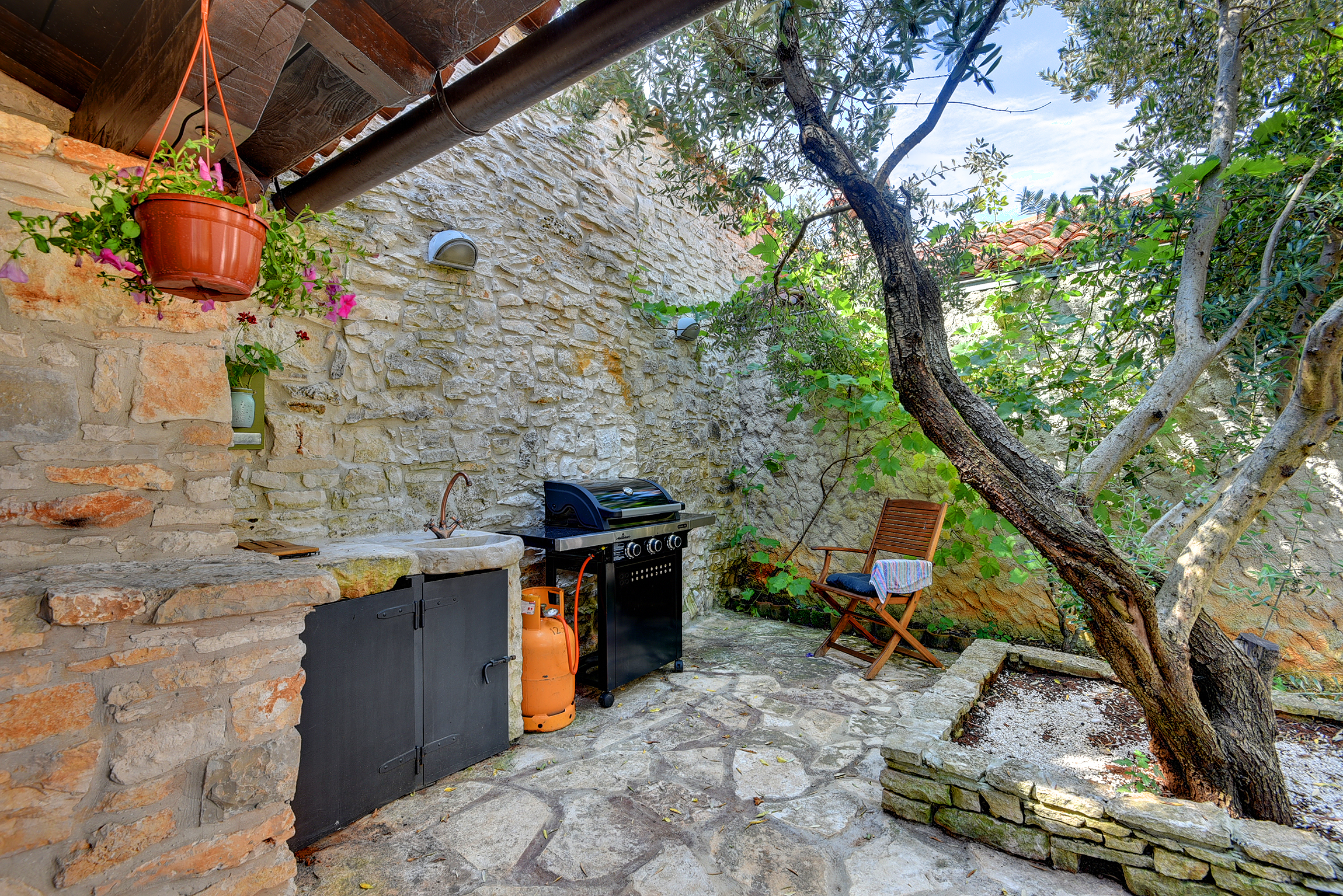 Beautiful stone house with swimming pool and terrace for 3 pax