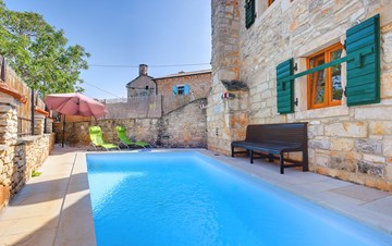 Prekrasna kamena kuća s bazenom i terasom za tri osobe