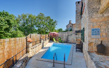 Wunderschön Steinhaus mit Pool und Terrasse für drei Personen