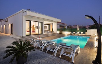 Lovely villa with pool and four bedrooms