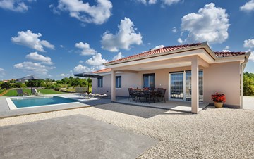Newly built villa for six persons, private pool, WiFi, parking