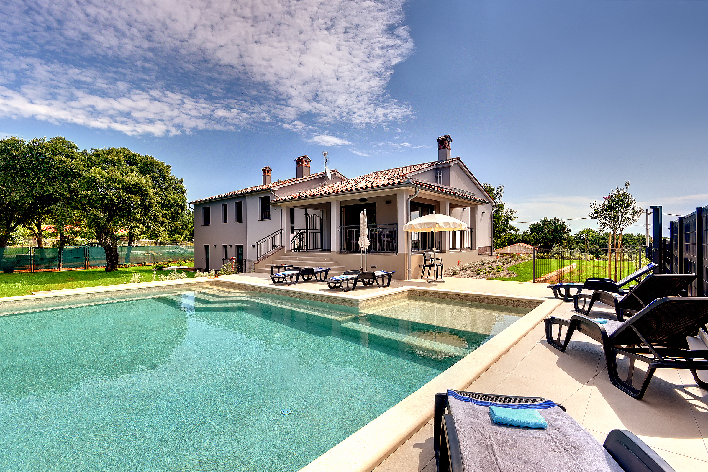 Villa con piscina e giardino in una posizione tranquilla