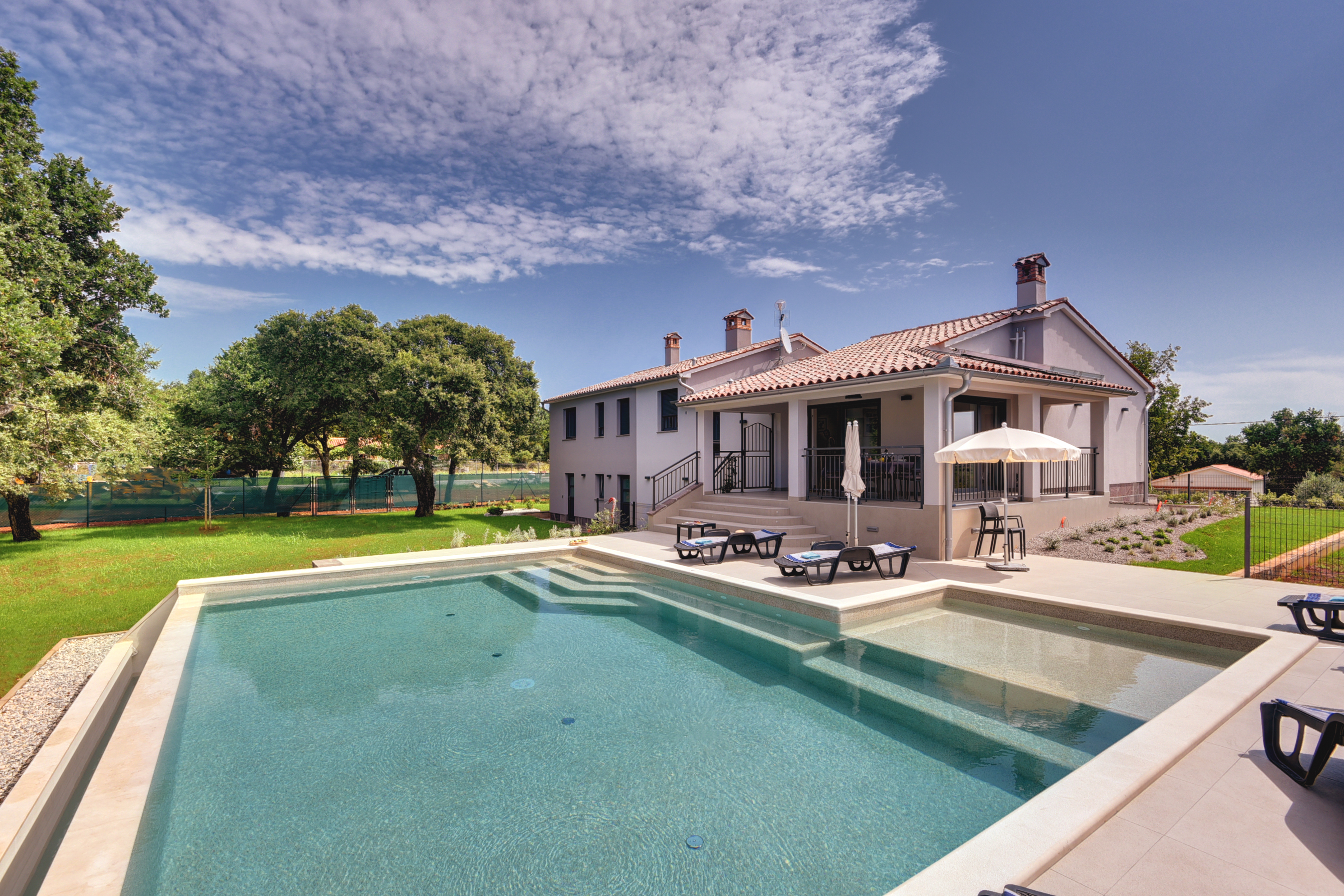 Villa con piscina e giardino in una posizione tranquilla