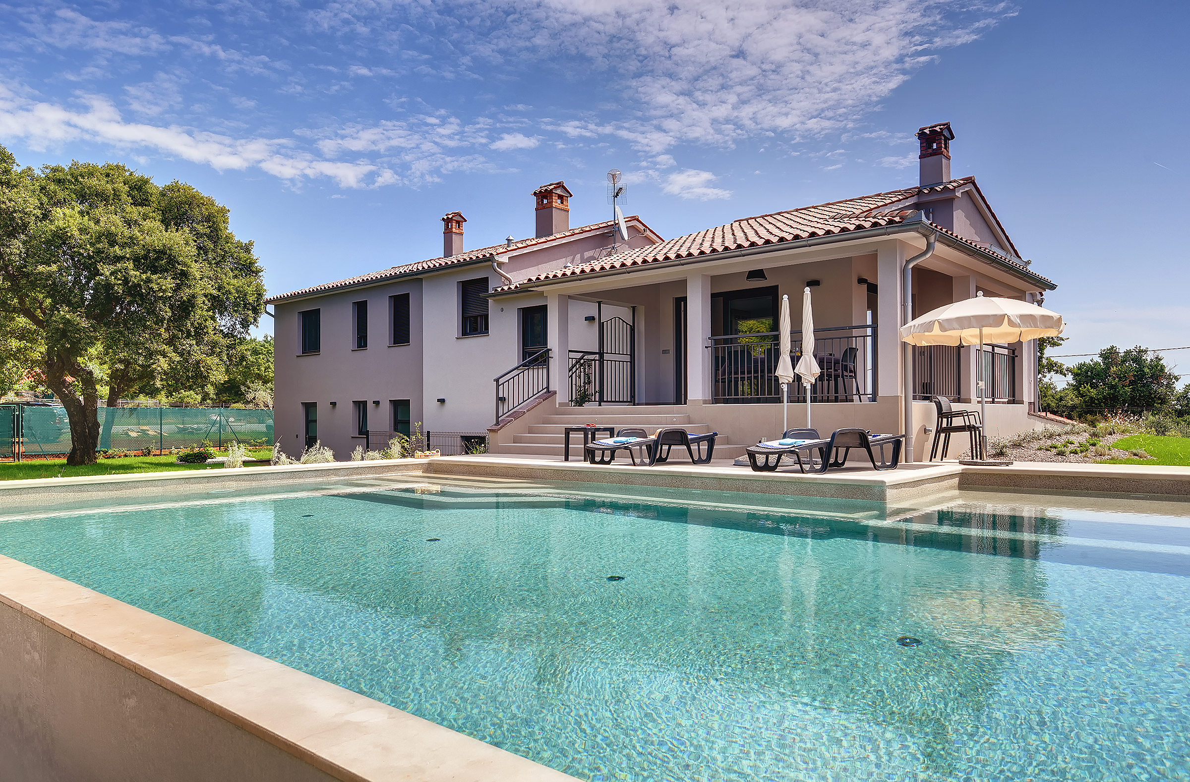 Villa con piscina e giardino in una posizione tranquilla