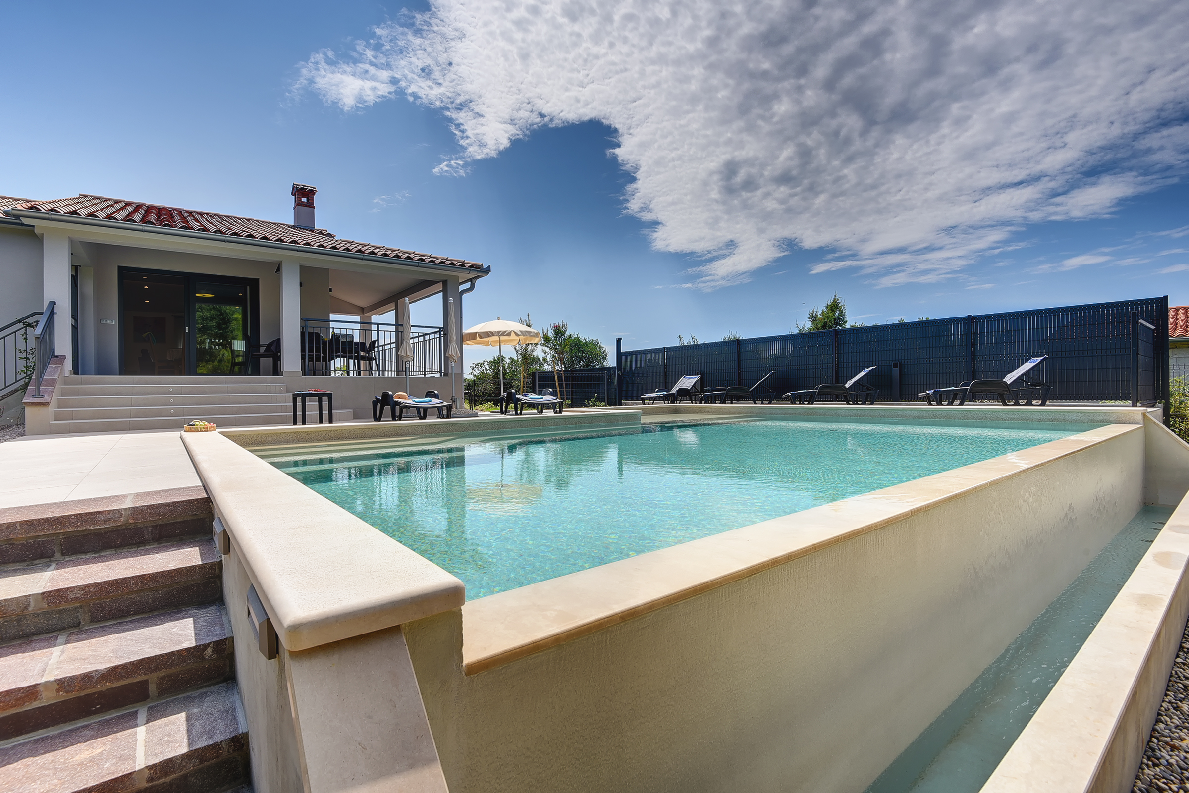 Villa con piscina e giardino in una posizione tranquilla