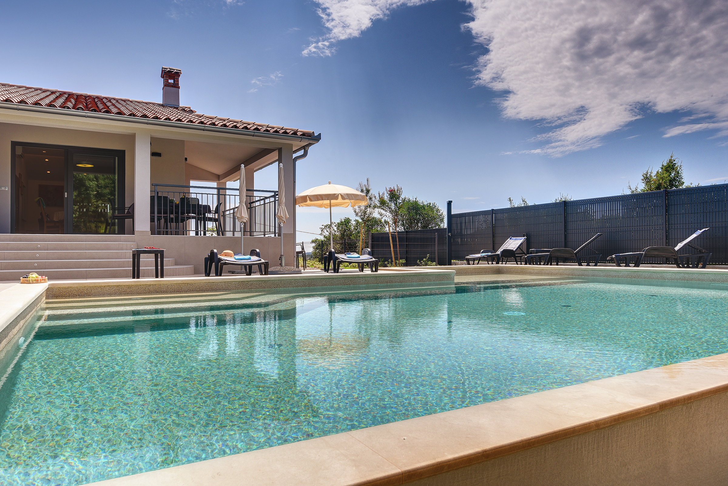 Villa con piscina e giardino in una posizione tranquilla