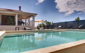 Villa mit Pool & schönem Innenhof in ruhiger Lage für 6 Personen