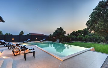 Villa mit Pool & schönem Innenhof in ruhiger Lage für 6 Personen