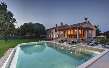 Villa con piscina e giardino in una posizione tranquilla