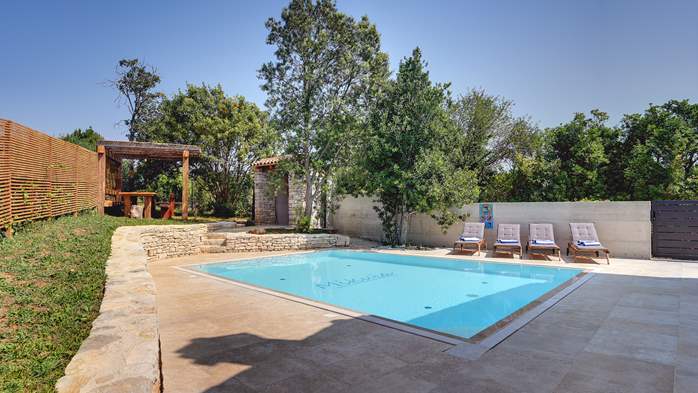 Lovely villa with pool, surrounded by greenery, for 10 persons, 3