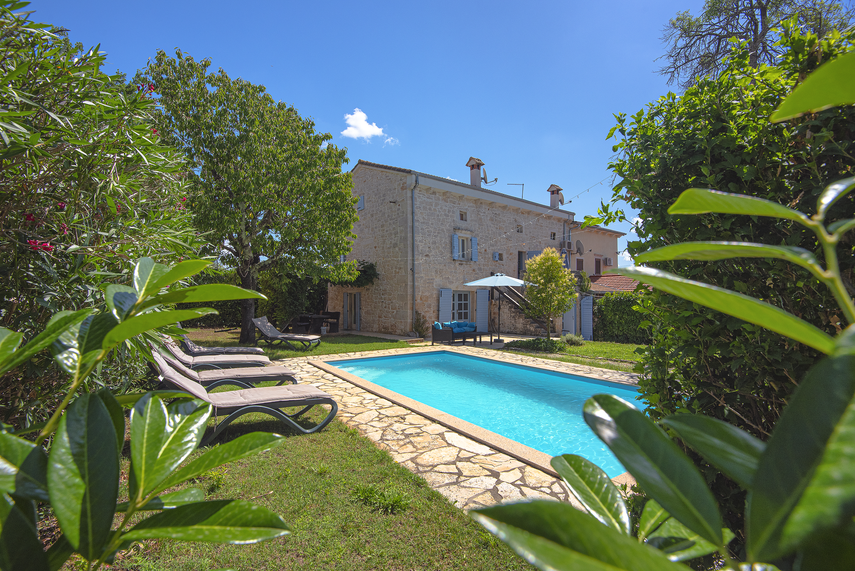 Steinvilla auf drei Etagen mit Pool, Kinderspielplatz und Garten