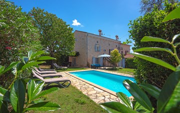 Villa in pietra su tre piani con piscina e grazioso giardino