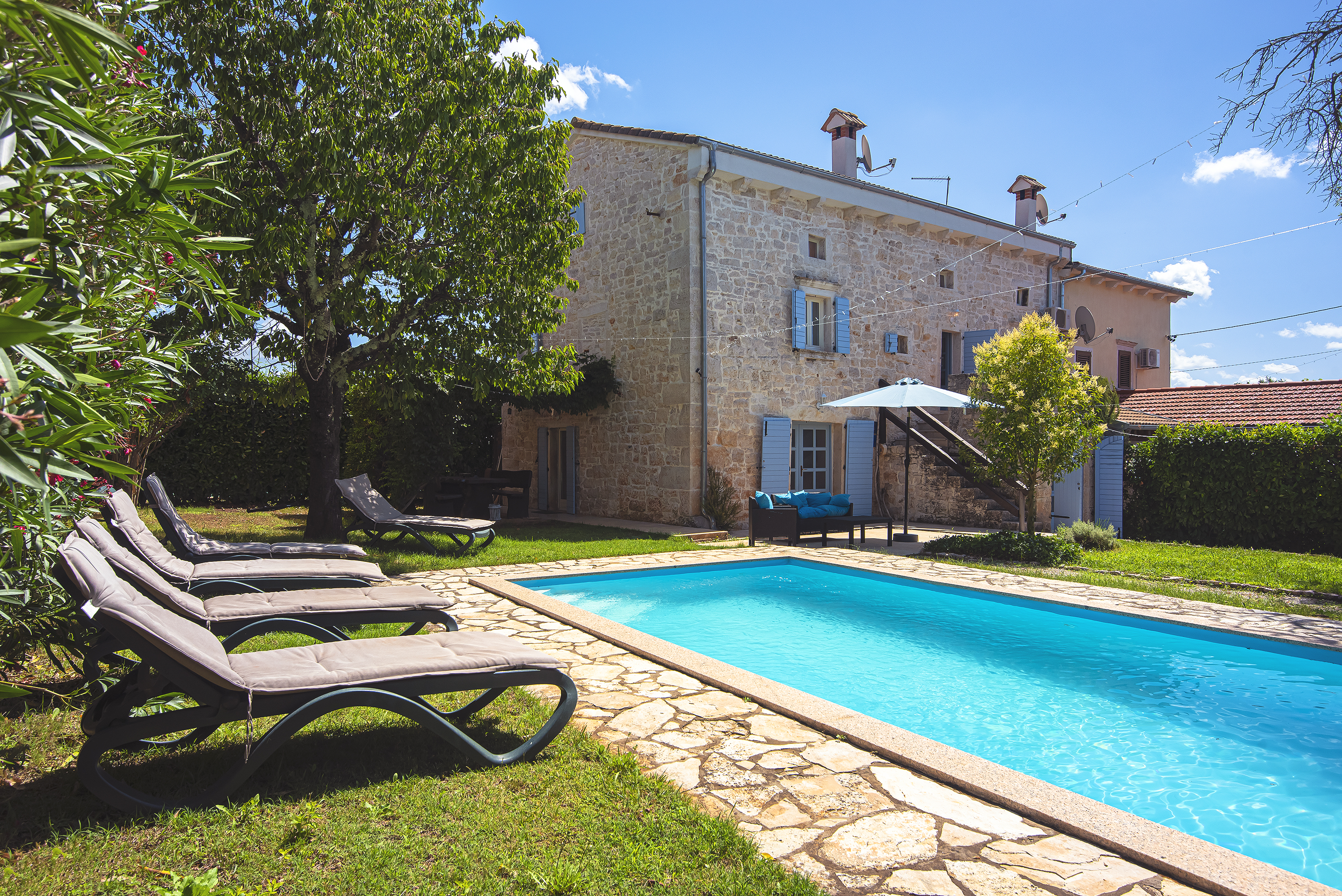 Steinvilla auf drei Etagen mit Pool, Kinderspielplatz und Garten