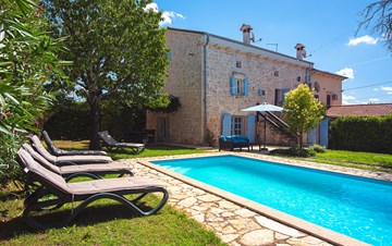 Villa in pietra su tre piani con piscina e grazioso giardino