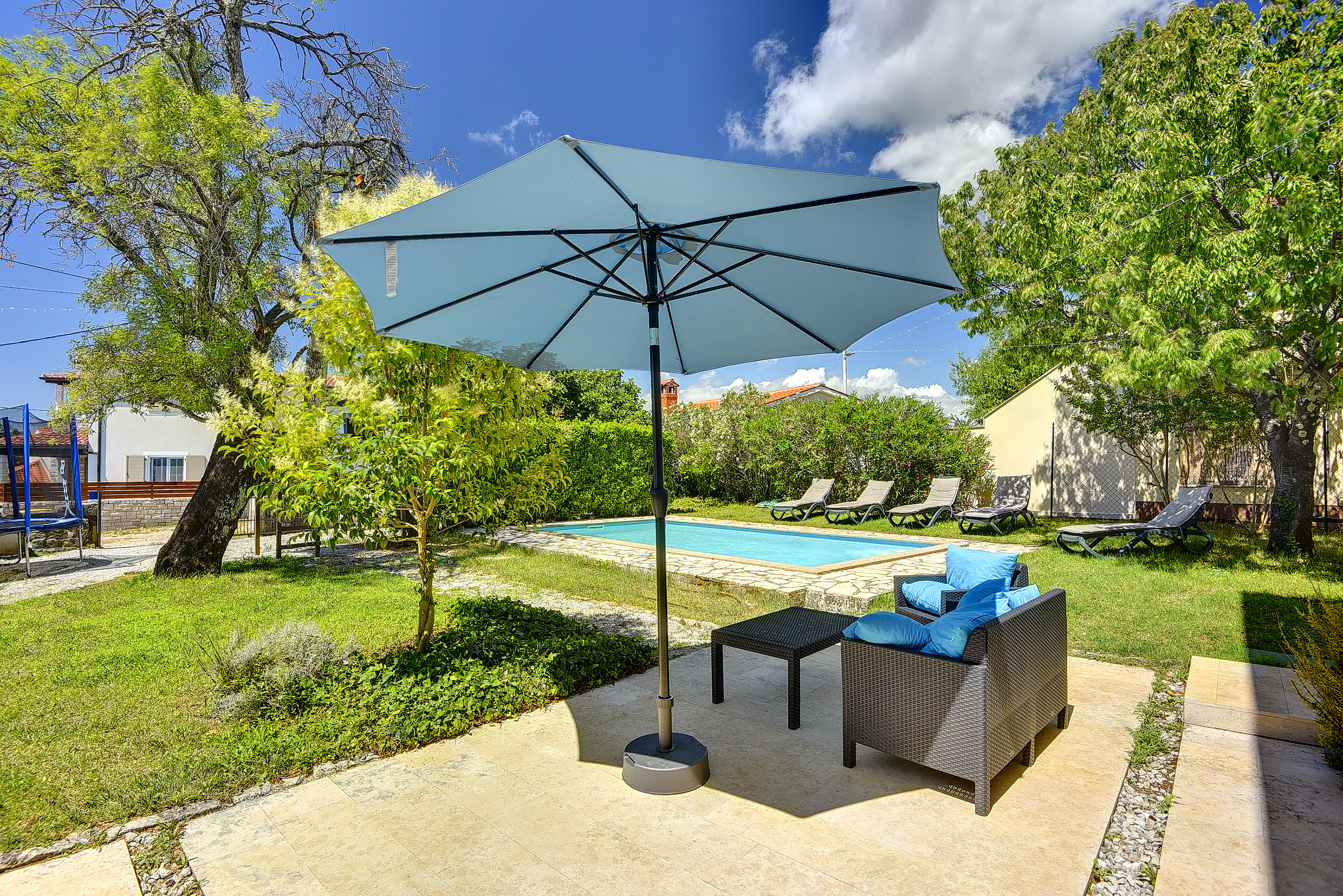 Steinvilla auf drei Etagen mit Pool, Kinderspielplatz und Garten