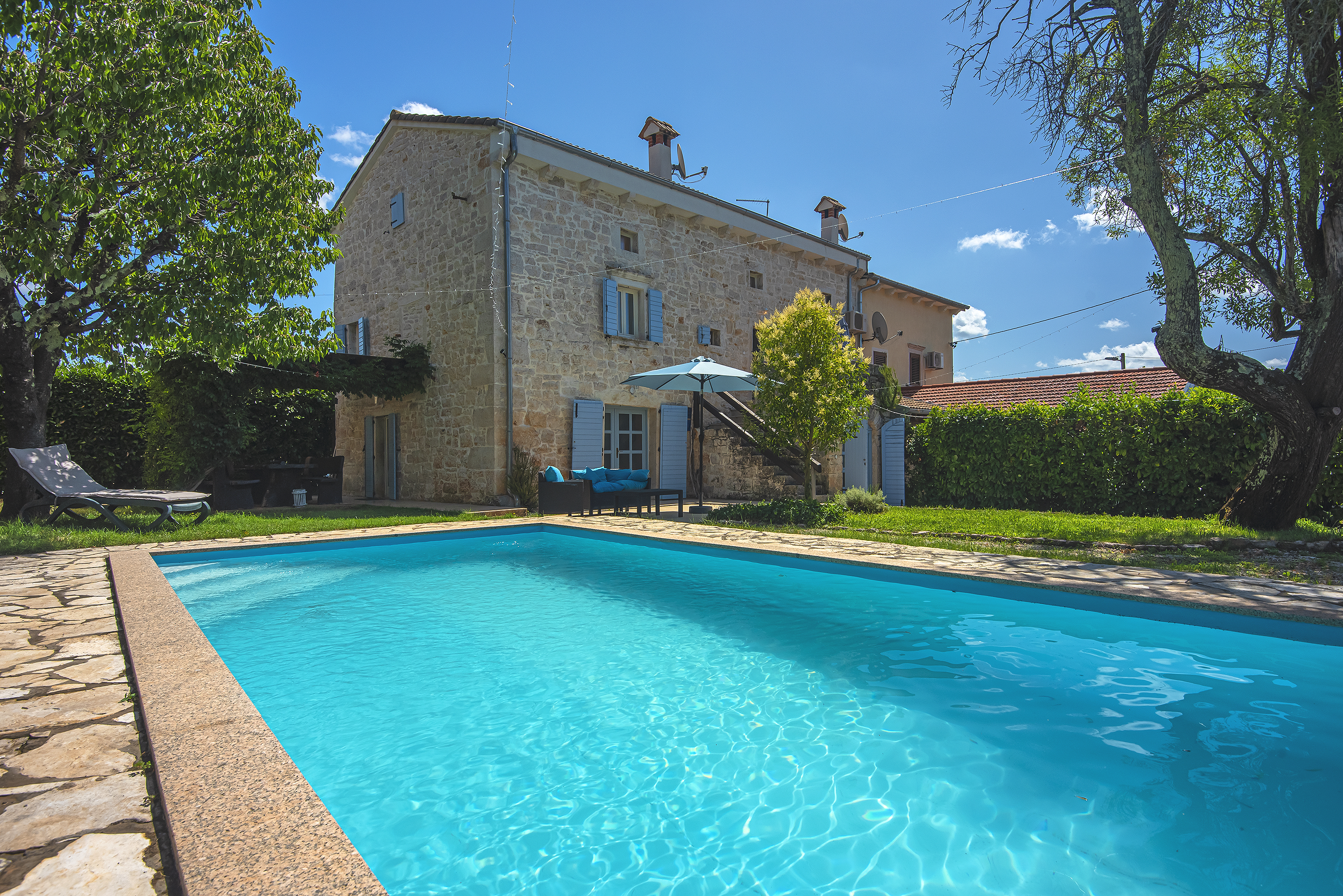 Steinvilla auf drei Etagen mit Pool, Kinderspielplatz und Garten