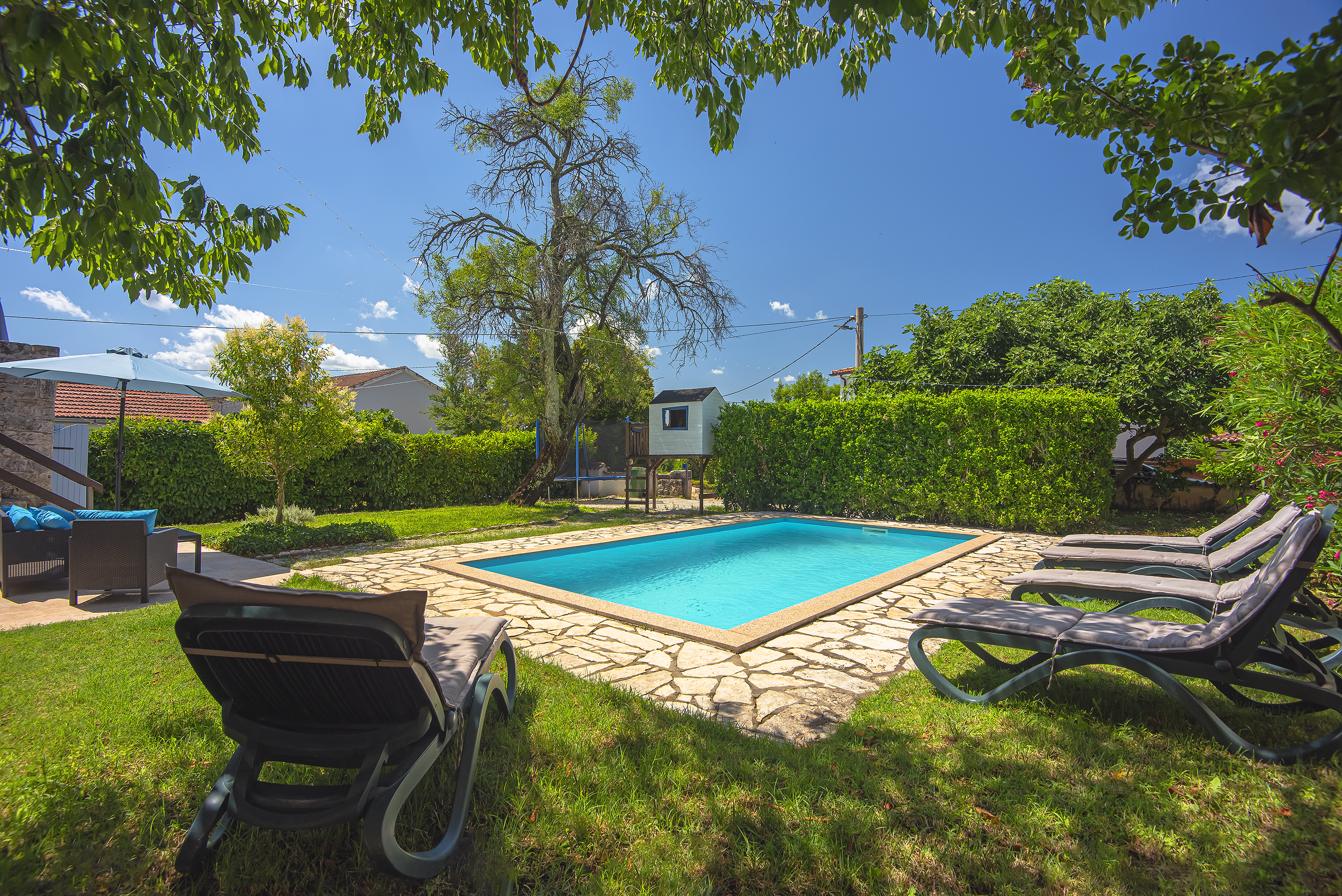 Steinvilla auf drei Etagen mit Pool, Kinderspielplatz und Garten