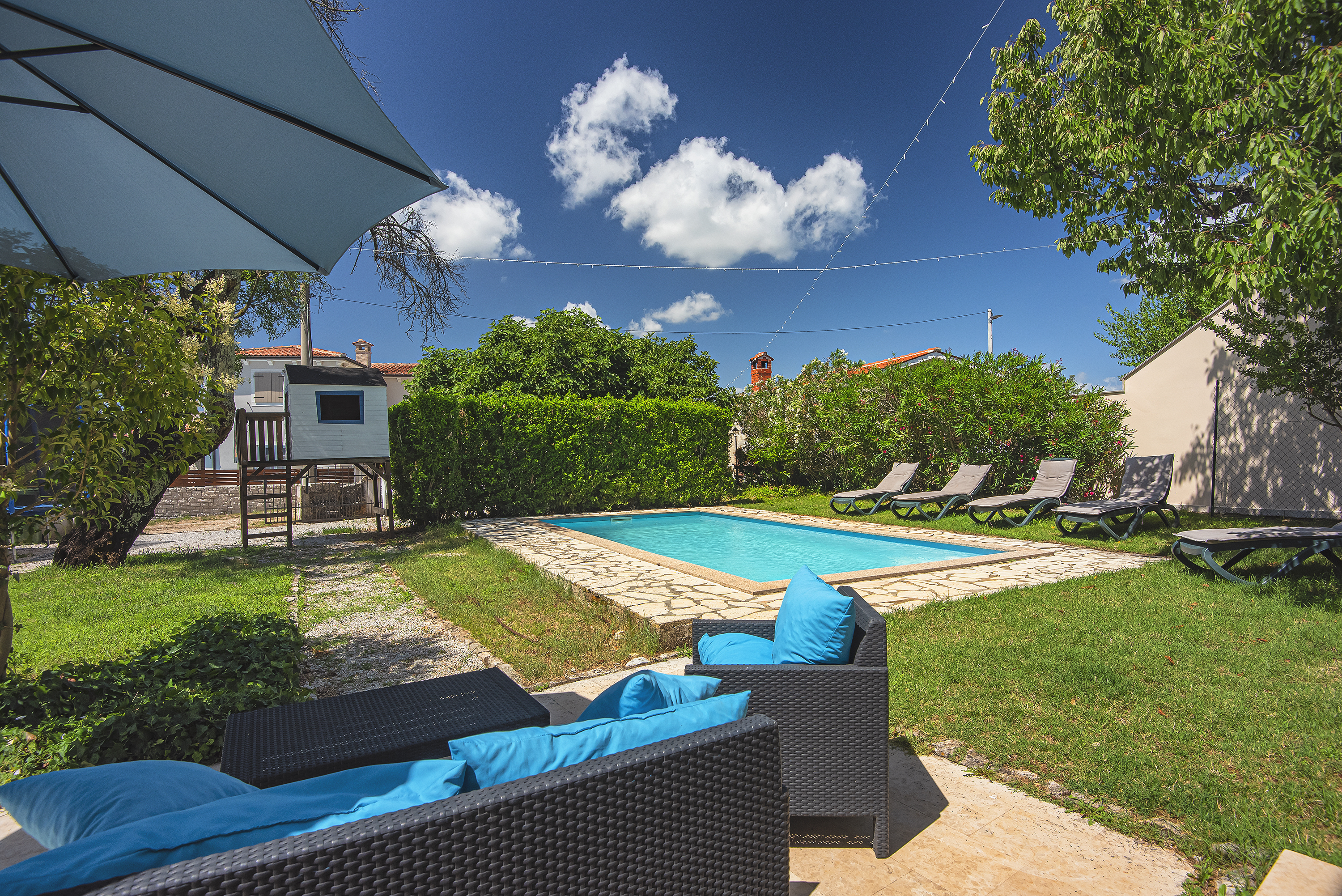 Steinvilla auf drei Etagen mit Pool, Kinderspielplatz und Garten