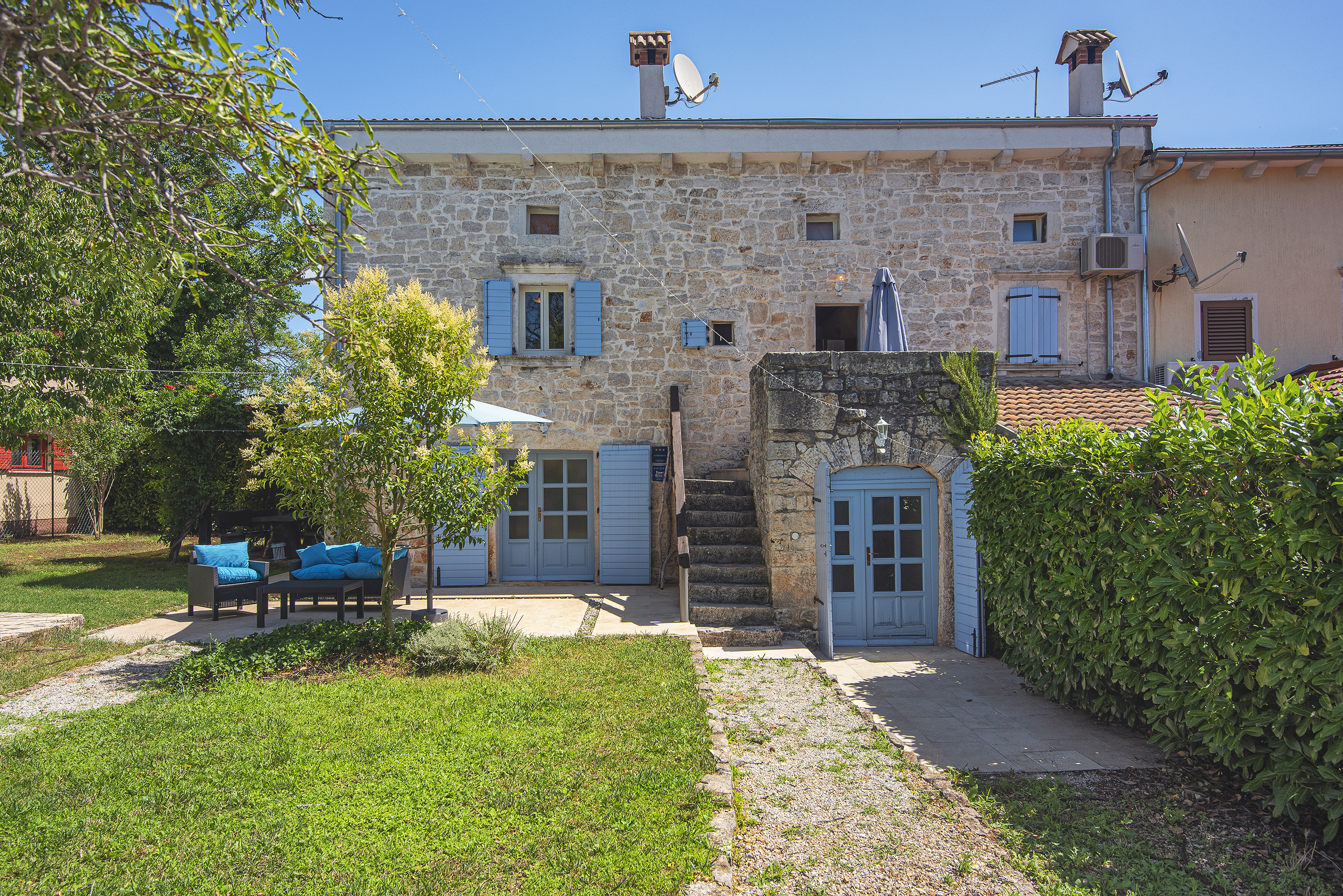 Steinvilla auf drei Etagen mit Pool, Kinderspielplatz und Garten