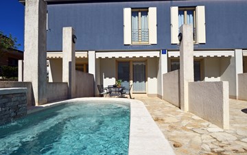 Schöne dreistöckige Villa mit 2 Swimmingpools und einer Terrasse