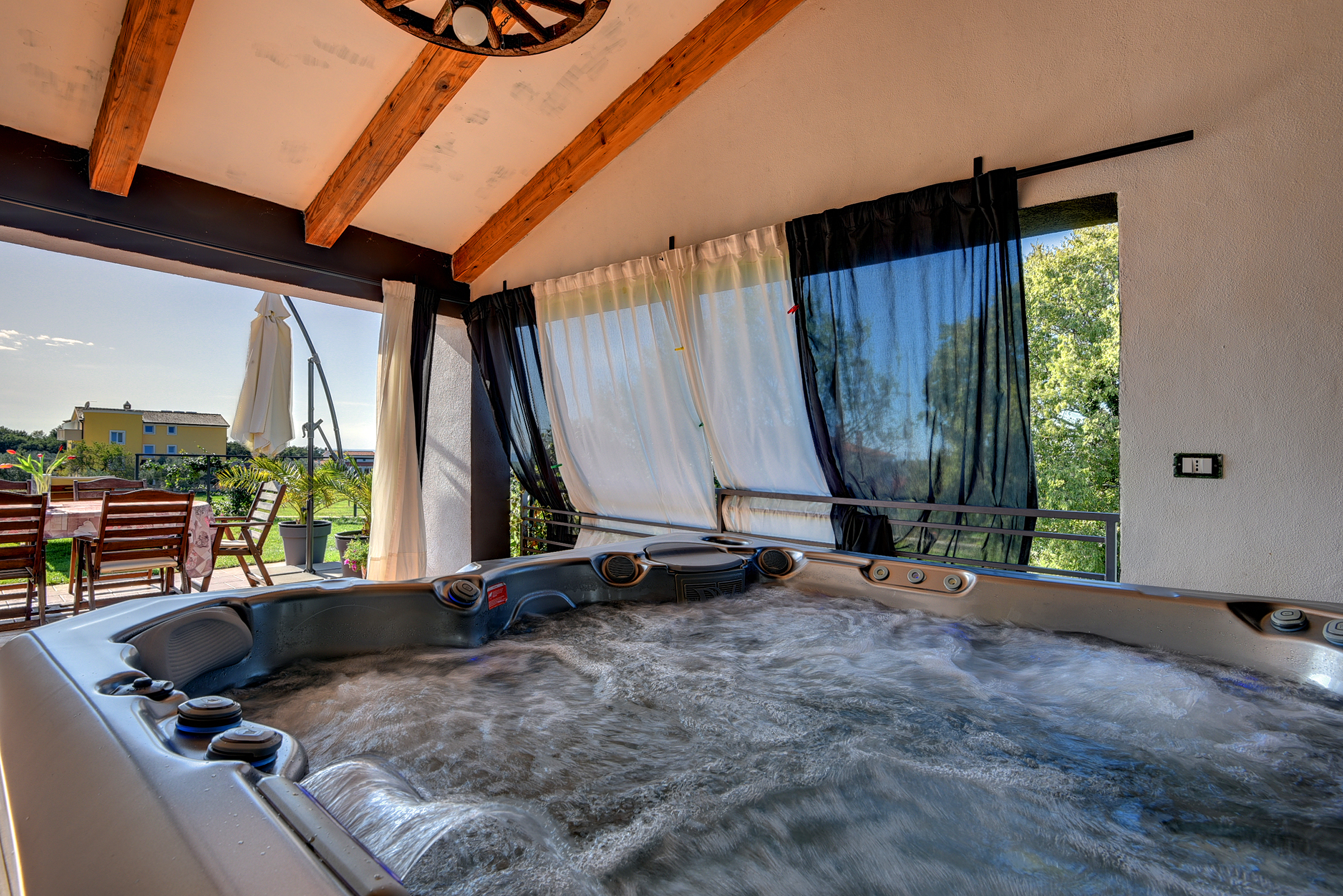 Luxusvilla für 8 Personen mit Pool, Jacuzzi und Volleyballfeld