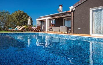 Luxury villa for 8 people with pool, jacuzzi and volleyball court
