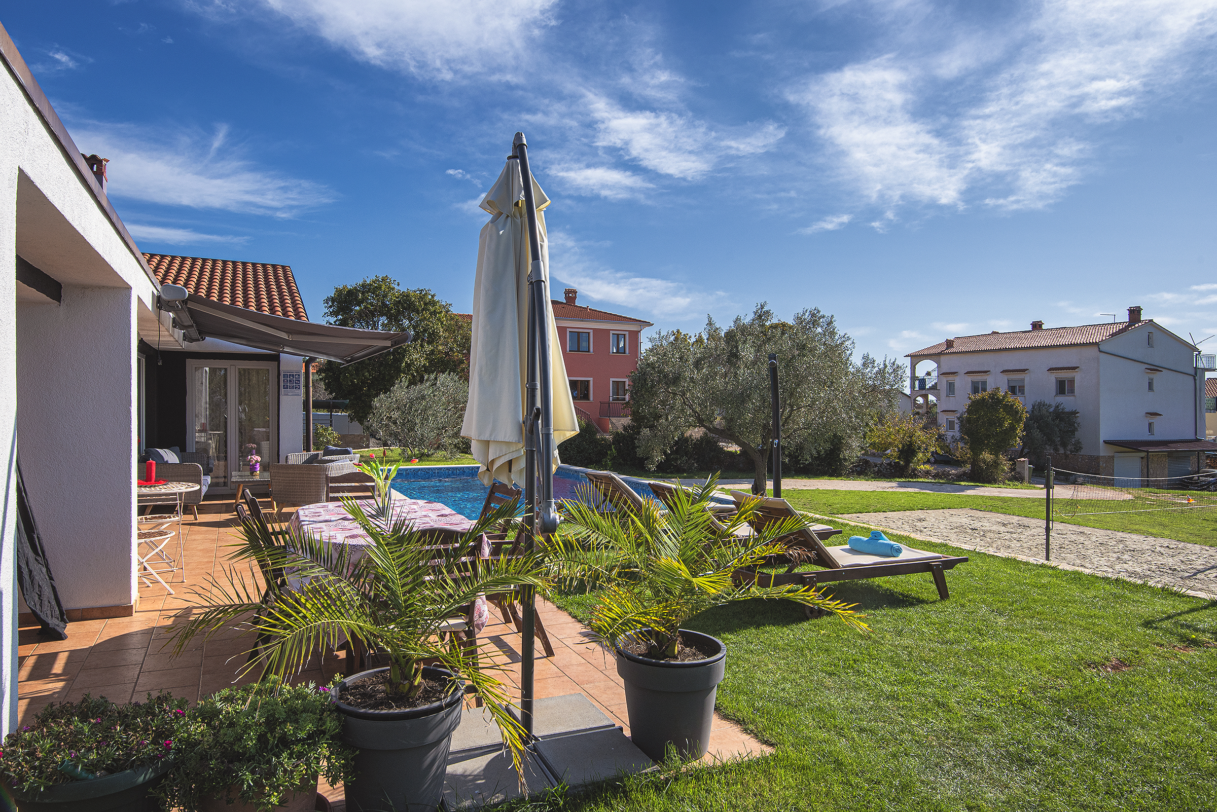 Luxusvilla für 8 Personen mit Pool, Jacuzzi und Volleyballfeld