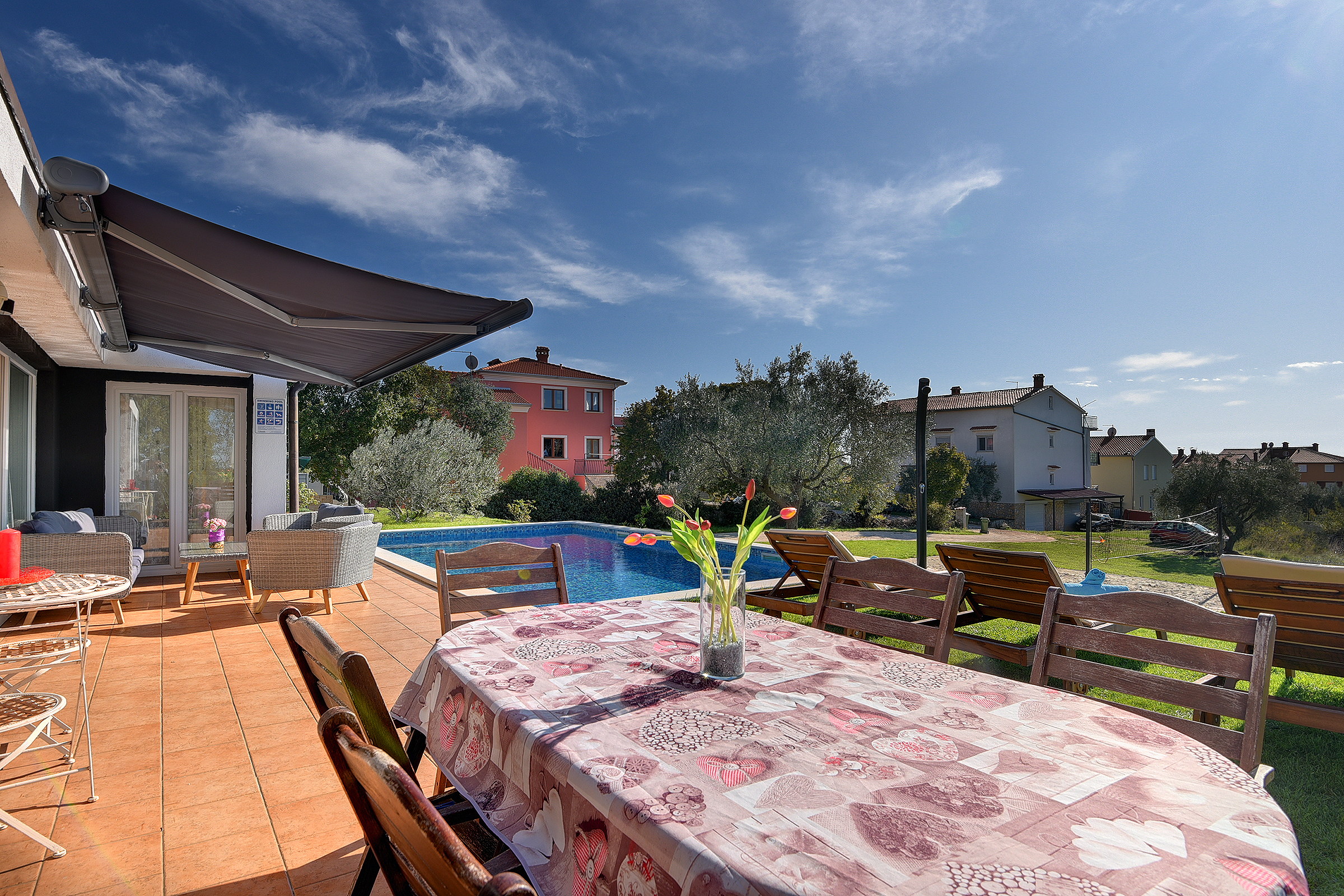 Luxusvilla für 8 Personen mit Pool, Jacuzzi und Volleyballfeld