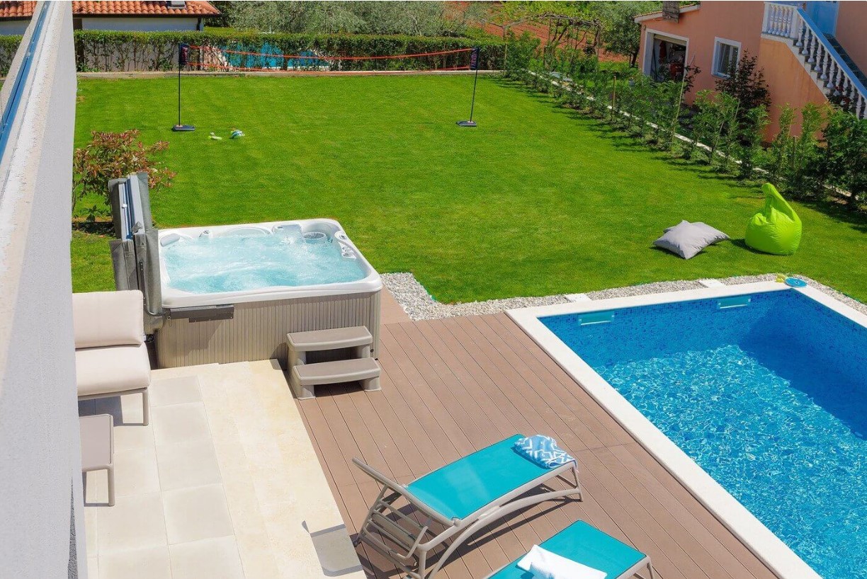 Fully equipped villa with spacious garden, swimming pool, jacuzzi