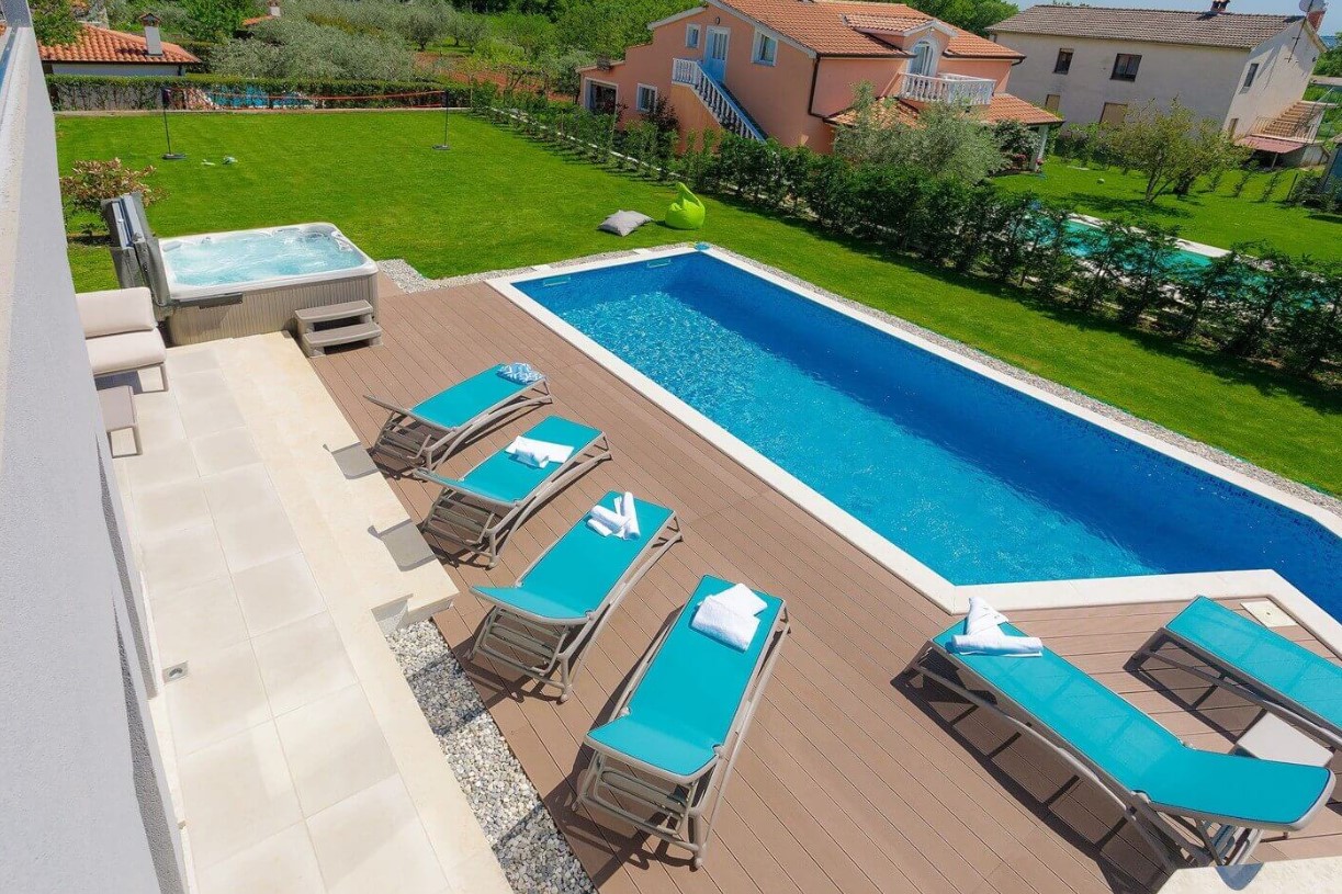 Fully equipped villa with spacious garden, swimming pool, jacuzzi