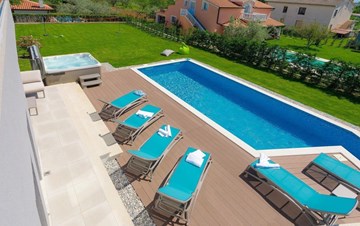 Fully equipped villa with spacious garden, swimming pool, jacuzzi