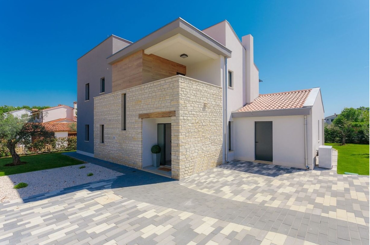 Fully equipped villa with spacious garden, swimming pool, jacuzzi