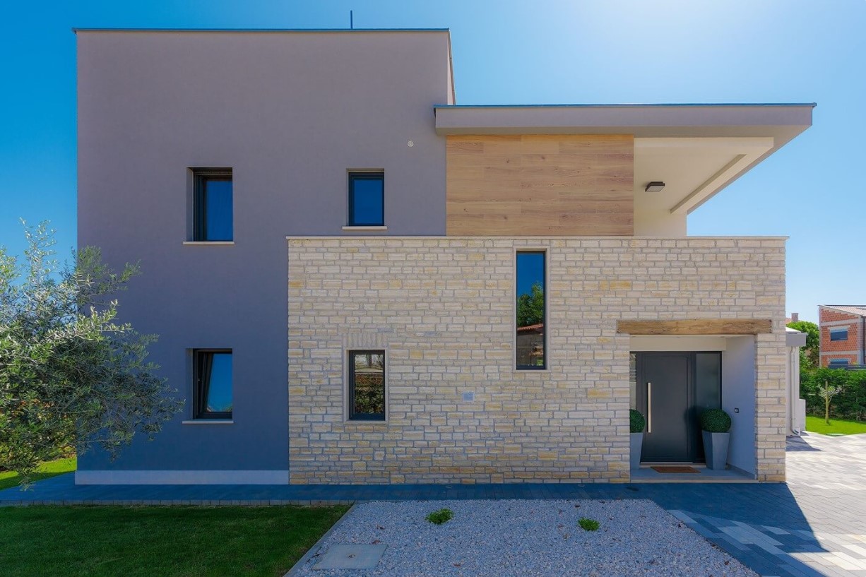 Fully equipped villa with spacious garden, swimming pool, jacuzzi