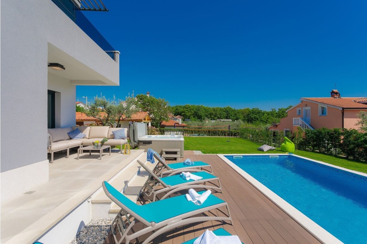 Fully equipped villa with spacious garden, swimming pool, jacuzzi