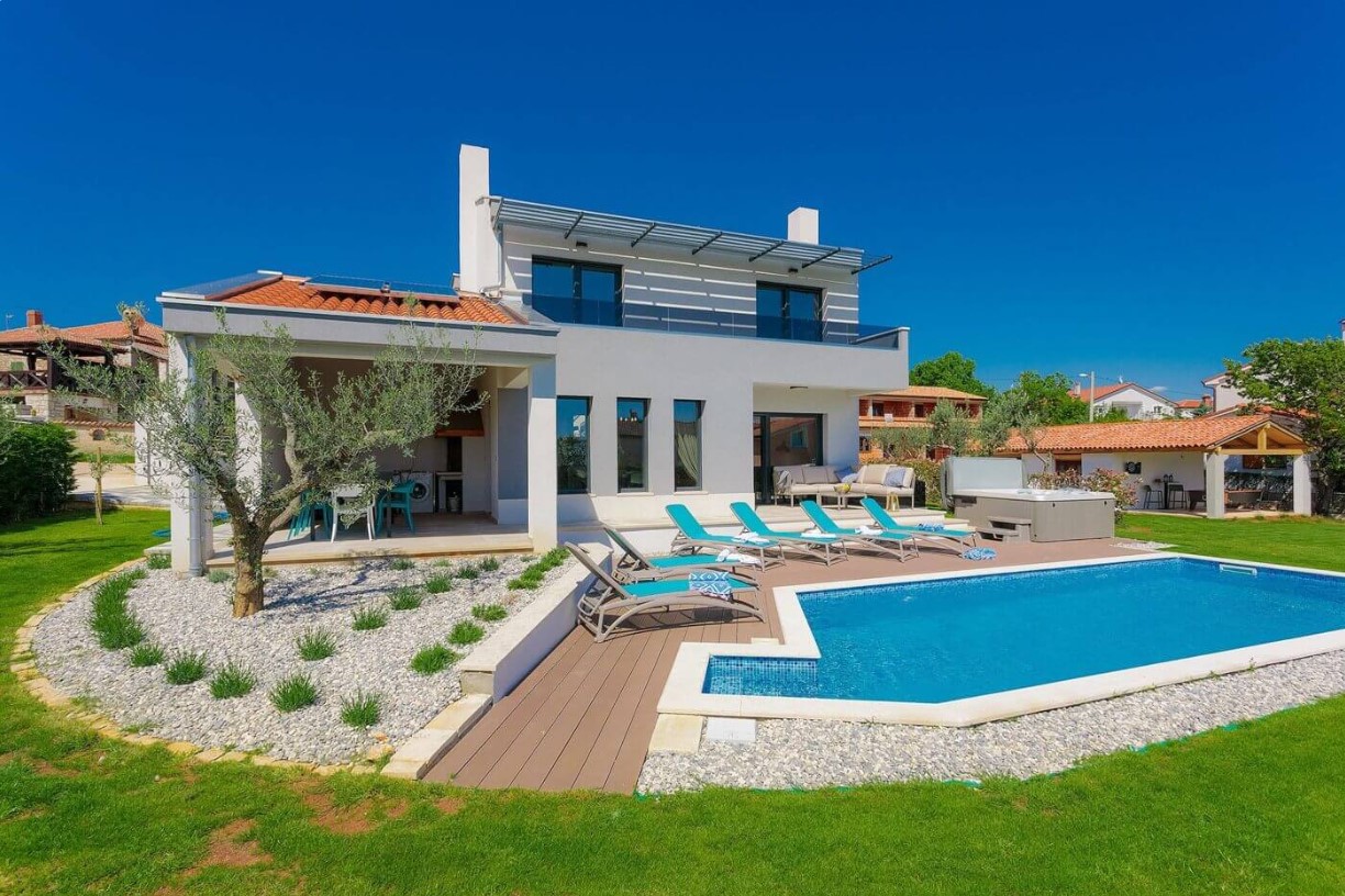 Fully equipped villa with spacious garden, swimming pool, jacuzzi