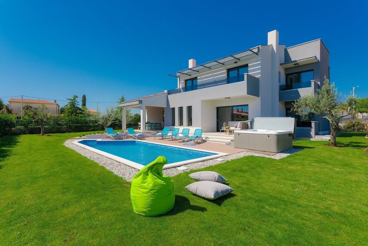 Fully equipped villa with spacious garden, swimming pool, jacuzzi