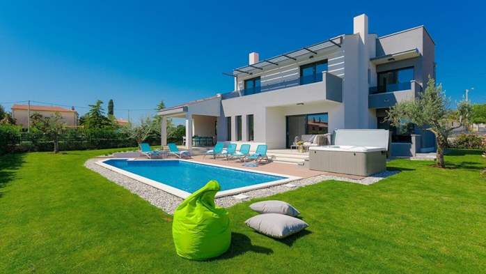 Fully equipped villa with spacious garden, swimming pool, jacuzzi, 4