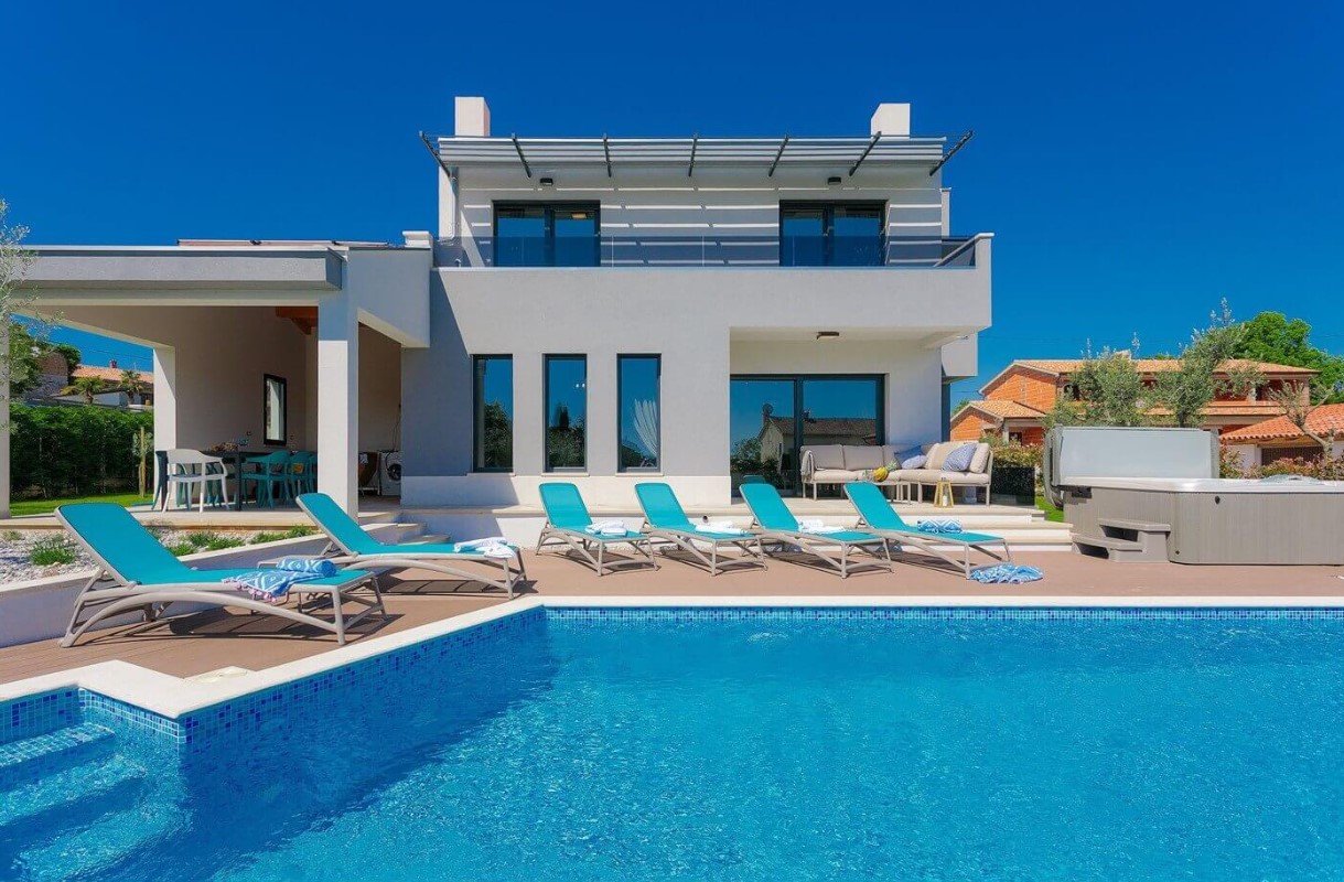 Fully equipped villa with spacious garden, swimming pool, jacuzzi