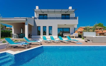 Fully equipped villa with spacious garden, swimming pool, jacuzzi